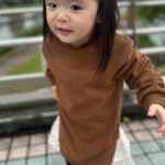 Riva Chang Instagram – 話說連假最後一天了，明天開工加油一切順利喔💪

今天一如往常遛 #米苔目 努力的除了促進親子互動，一起散步吹風看風景，順道隨手教她有些肉眼可見的東西！

但米苔目小姐一樣動不動，幫我拍照，我要跳舞，結束之後還要看成品然後問我～媽媽我漂亮嗎？我有厲害嗎？我有乖嗎？接著一連串的為什麼？好不好？我要我要😑😑😑😑

試問是不是大部分遛小孩的時候被遛的往往是大人？
而且一路一直在回答他的為什麼為什麼為什麼？
媽媽回到家反而整個覺得累歪了～這正常嗎？