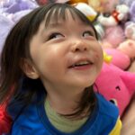 Riva Chang Instagram - 我女兒真的比我還想要當明星～🤩 他現在不管去哪？在哪裡？ 只要我們家米苔目小姐一聲令下：媽媽幫我拍照！！ 我不管手上身上多少東西都會瞬間變成專業攝影師～ 明明媽媽才是明星，為了幫他拍照無論在哪裡當下多像瘋婆子，我都會很認真專業的幫她拍照，一拍完她還除了還要還要跟我看我看再來再來！！ 現在兩歲多的孩子都這樣嗎？ 但不得不說她完全遺傳媽媽很會擺pose而且笑容真是迷人的不得了❤️ 甜甜米苔目讚啦❤️ 但說真的當了媽媽以後相簿都是小孩，每張都捨不得刪掉，每一張都愛不釋手，天天看不膩～我想這應該是每個「媽媽的通病」❤️ 我的寶貝真可愛真美麗真是愛死妳了😘
