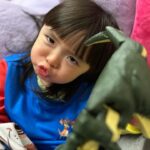 Riva Chang Instagram - 我女兒真的比我還想要當明星～🤩 他現在不管去哪？在哪裡？ 只要我們家米苔目小姐一聲令下：媽媽幫我拍照！！ 我不管手上身上多少東西都會瞬間變成專業攝影師～ 明明媽媽才是明星，為了幫他拍照無論在哪裡當下多像瘋婆子，我都會很認真專業的幫她拍照，一拍完她還除了還要還要跟我看我看再來再來！！ 現在兩歲多的孩子都這樣嗎？ 但不得不說她完全遺傳媽媽很會擺pose而且笑容真是迷人的不得了❤️ 甜甜米苔目讚啦❤️ 但說真的當了媽媽以後相簿都是小孩，每張都捨不得刪掉，每一張都愛不釋手，天天看不膩～我想這應該是每個「媽媽的通病」❤️ 我的寶貝真可愛真美麗真是愛死妳了😘