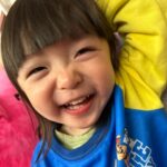 Riva Chang Instagram - 我女兒真的比我還想要當明星～🤩 他現在不管去哪？在哪裡？ 只要我們家米苔目小姐一聲令下：媽媽幫我拍照！！ 我不管手上身上多少東西都會瞬間變成專業攝影師～ 明明媽媽才是明星，為了幫他拍照無論在哪裡當下多像瘋婆子，我都會很認真專業的幫她拍照，一拍完她還除了還要還要跟我看我看再來再來！！ 現在兩歲多的孩子都這樣嗎？ 但不得不說她完全遺傳媽媽很會擺pose而且笑容真是迷人的不得了❤️ 甜甜米苔目讚啦❤️ 但說真的當了媽媽以後相簿都是小孩，每張都捨不得刪掉，每一張都愛不釋手，天天看不膩～我想這應該是每個「媽媽的通病」❤️ 我的寶貝真可愛真美麗真是愛死妳了😘