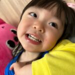 Riva Chang Instagram - 我女兒真的比我還想要當明星～🤩 他現在不管去哪？在哪裡？ 只要我們家米苔目小姐一聲令下：媽媽幫我拍照！！ 我不管手上身上多少東西都會瞬間變成專業攝影師～ 明明媽媽才是明星，為了幫他拍照無論在哪裡當下多像瘋婆子，我都會很認真專業的幫她拍照，一拍完她還除了還要還要跟我看我看再來再來！！ 現在兩歲多的孩子都這樣嗎？ 但不得不說她完全遺傳媽媽很會擺pose而且笑容真是迷人的不得了❤️ 甜甜米苔目讚啦❤️ 但說真的當了媽媽以後相簿都是小孩，每張都捨不得刪掉，每一張都愛不釋手，天天看不膩～我想這應該是每個「媽媽的通病」❤️ 我的寶貝真可愛真美麗真是愛死妳了😘