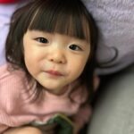 Riva Chang Instagram - 我女兒真的比我還想要當明星～🤩 他現在不管去哪？在哪裡？ 只要我們家米苔目小姐一聲令下：媽媽幫我拍照！！ 我不管手上身上多少東西都會瞬間變成專業攝影師～ 明明媽媽才是明星，為了幫他拍照無論在哪裡當下多像瘋婆子，我都會很認真專業的幫她拍照，一拍完她還除了還要還要跟我看我看再來再來！！ 現在兩歲多的孩子都這樣嗎？ 但不得不說她完全遺傳媽媽很會擺pose而且笑容真是迷人的不得了❤️ 甜甜米苔目讚啦❤️ 但說真的當了媽媽以後相簿都是小孩，每張都捨不得刪掉，每一張都愛不釋手，天天看不膩～我想這應該是每個「媽媽的通病」❤️ 我的寶貝真可愛真美麗真是愛死妳了😘