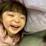 Riva Chang Instagram - 我女兒真的比我還想要當明星～🤩 他現在不管去哪？在哪裡？ 只要我們家米苔目小姐一聲令下：媽媽幫我拍照！！ 我不管手上身上多少東西都會瞬間變成專業攝影師～ 明明媽媽才是明星，為了幫他拍照無論在哪裡當下多像瘋婆子，我都會很認真專業的幫她拍照，一拍完她還除了還要還要跟我看我看再來再來！！ 現在兩歲多的孩子都這樣嗎？ 但不得不說她完全遺傳媽媽很會擺pose而且笑容真是迷人的不得了❤️ 甜甜米苔目讚啦❤️ 但說真的當了媽媽以後相簿都是小孩，每張都捨不得刪掉，每一張都愛不釋手，天天看不膩～我想這應該是每個「媽媽的通病」❤️ 我的寶貝真可愛真美麗真是愛死妳了😘