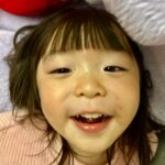 Riva Chang Instagram - 我女兒真的比我還想要當明星～🤩 他現在不管去哪？在哪裡？ 只要我們家米苔目小姐一聲令下：媽媽幫我拍照！！ 我不管手上身上多少東西都會瞬間變成專業攝影師～ 明明媽媽才是明星，為了幫他拍照無論在哪裡當下多像瘋婆子，我都會很認真專業的幫她拍照，一拍完她還除了還要還要跟我看我看再來再來！！ 現在兩歲多的孩子都這樣嗎？ 但不得不說她完全遺傳媽媽很會擺pose而且笑容真是迷人的不得了❤️ 甜甜米苔目讚啦❤️ 但說真的當了媽媽以後相簿都是小孩，每張都捨不得刪掉，每一張都愛不釋手，天天看不膩～我想這應該是每個「媽媽的通病」❤️ 我的寶貝真可愛真美麗真是愛死妳了😘