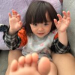 Riva Chang Instagram - 我女兒真的比我還想要當明星～🤩 他現在不管去哪？在哪裡？ 只要我們家米苔目小姐一聲令下：媽媽幫我拍照！！ 我不管手上身上多少東西都會瞬間變成專業攝影師～ 明明媽媽才是明星，為了幫他拍照無論在哪裡當下多像瘋婆子，我都會很認真專業的幫她拍照，一拍完她還除了還要還要跟我看我看再來再來！！ 現在兩歲多的孩子都這樣嗎？ 但不得不說她完全遺傳媽媽很會擺pose而且笑容真是迷人的不得了❤️ 甜甜米苔目讚啦❤️ 但說真的當了媽媽以後相簿都是小孩，每張都捨不得刪掉，每一張都愛不釋手，天天看不膩～我想這應該是每個「媽媽的通病」❤️ 我的寶貝真可愛真美麗真是愛死妳了😘