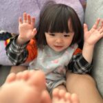 Riva Chang Instagram - 我女兒真的比我還想要當明星～🤩 他現在不管去哪？在哪裡？ 只要我們家米苔目小姐一聲令下：媽媽幫我拍照！！ 我不管手上身上多少東西都會瞬間變成專業攝影師～ 明明媽媽才是明星，為了幫他拍照無論在哪裡當下多像瘋婆子，我都會很認真專業的幫她拍照，一拍完她還除了還要還要跟我看我看再來再來！！ 現在兩歲多的孩子都這樣嗎？ 但不得不說她完全遺傳媽媽很會擺pose而且笑容真是迷人的不得了❤️ 甜甜米苔目讚啦❤️ 但說真的當了媽媽以後相簿都是小孩，每張都捨不得刪掉，每一張都愛不釋手，天天看不膩～我想這應該是每個「媽媽的通病」❤️ 我的寶貝真可愛真美麗真是愛死妳了😘