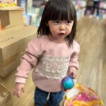 Riva Chang Instagram - 我女兒真的比我還想要當明星～🤩 他現在不管去哪？在哪裡？ 只要我們家米苔目小姐一聲令下：媽媽幫我拍照！！ 我不管手上身上多少東西都會瞬間變成專業攝影師～ 明明媽媽才是明星，為了幫他拍照無論在哪裡當下多像瘋婆子，我都會很認真專業的幫她拍照，一拍完她還除了還要還要跟我看我看再來再來！！ 現在兩歲多的孩子都這樣嗎？ 但不得不說她完全遺傳媽媽很會擺pose而且笑容真是迷人的不得了❤️ 甜甜米苔目讚啦❤️ 但說真的當了媽媽以後相簿都是小孩，每張都捨不得刪掉，每一張都愛不釋手，天天看不膩～我想這應該是每個「媽媽的通病」❤️ 我的寶貝真可愛真美麗真是愛死妳了😘