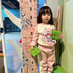 Riva Chang Instagram - 時間真的過得好快好快喔，彷彿米苔目還在我肚子裡，但現在他已經是個可以自己嘣嘣跳跳話很多每天都天馬行空幻想著他自己小星球的兩歲多的小孩子了，還是要，特別感謝老天爺在我兒時的失去，給我成年時最棒的回報，不管過程經歷重點是我成為了一個我覺得自己很驕傲很棒的母親，有一個我很愛他，他很愛我更是我人生中，唯一的血脈「米苔目」來到我的世界與我相隨相伴，讓我感覺人生過了即將一半的世界才開始美好精彩有意義有色彩有挑戰豐富了起來，雖然累，但也覺得噢耶！
這就是人生旅途的意義吧？？
雖然每個人不一樣，也許有的人出現了，也許有人還在尋找，但我相信你們一定都會碰到那份美好，過程也許佈滿荊棘但就是因為如此，你才知道這份東西要有多麼值得珍惜❤️

另外我要告訴大家米苔目真的跟我長得很像很像，我拿我小時後的照片給米苔目看，問他說這個是誰：他自己都說是我啊～所以血脈相連從你肚子裡跟你臍帶相連的那一刻起你們就是生命共同體永遠永遠。 ❤️好啦！好啦！雖然我覺得像，但米苔目真的比我漂亮太多太多了～所以媽媽已經開始擔心他要交男朋友了怎麼辦？🤣😂

在這裡我也要跟媽媽們分享一件事，之前我也一直擔心因為米苔目的成長%一直都是比較沒有那麼好，醫生就說沒關係那就順其自然後不著急慢慢來，然後真的突然現在身高也突然抽高了，然後他的食欲也變好了，我就完全不用擔心了，所以我覺得小孩都會有一個他自己想要的舒適自我成長階段，所以爸爸媽媽不用太擔心喔❤️

P S ：人家跟米苔目真的很像啦～有圖有真相，阿你說像不像？對了所有的酸民們你們有什麼罵我都可以，但拜託你們不要用言語傷害我的小孩，謝謝你們🙏