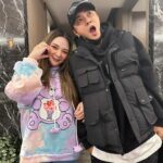 Riva Chang Instagram - 謝謝 #孫總老爸 的邀請～ 讓我們很多平常很少機會，甚至沒機會或以已經好久不見的大家能在過的時間裡，來個大雜燴，將大家都齊聚一起！ 雖然孫總老爸往年都忘了我，但今年可能很怕我這機關槍嘴巴念上一整年很早就把我訂下來了😂🤣 孫總老爸把大家聚在一起真的很難得，小孩子去談戀愛，昔日師兄師弟億當年。唯獨我最白目一直跟孫總一來一往狂鬥嘴～但我們都知道 #罵是愛 嘛～😍 而且我真正是個人間奇葩所以很多人的過往，很多昔日很多曾經我居然通通都能ㄧㄧ參與其中，真是奇妙的緣分奇特的人生～但很好啊！ 很開心這次的大相聚，更期待未來每年的相聚，也希望我們大家在自己的生活工作領域都順利，當然身題健康是最重要的！ 尤其 #孫德榮 你這位老小孩請聽話，好好照顧身體，聽醫生的話，戒掉飲料啦！ 2024年大家都要豐收快樂健康美好❤️ 開工加油用力幹吧～！！！💪💪💪 （主人明明是孫總我居然沒有大合照） 請自行想像孫總的模樣加進去吧🤣