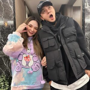 Riva Chang Instagram - 謝謝 #孫總老爸 的邀請～
讓我們很多平常很少機會，甚至沒機會或以已經好久不見的大家能在過的時間裡，來個大雜燴，將大家都齊聚一起！

雖然孫總老爸往年都忘了我，但今年可能很怕我這機關槍嘴巴念上一整年很早就把我訂下來了😂🤣

孫總老爸把大家聚在一起真的很難得，小孩子去談戀愛，昔日師兄師弟億當年。唯獨我最白目一直跟孫總一來一往狂鬥嘴～但我們都知道 #罵是愛 嘛～😍

而且我真正是個人間奇葩所以很多人的過往，很多昔日很多曾經我居然通通都能ㄧㄧ參與其中，真是奇妙的緣分奇特的人生～但很好啊！

很開心這次的大相聚，更期待未來每年的相聚，也希望我們大家在自己的生活工作領域都順利，當然身題健康是最重要的！

尤其 #孫德榮  你這位老小孩請聽話，好好照顧身體，聽醫生的話，戒掉飲料啦！

2024年大家都要豐收快樂健康美好❤️

開工加油用力幹吧～！！！💪💪💪

（主人明明是孫總我居然沒有大合照）
請自行想像孫總的模樣加進去吧🤣