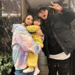 Riva Chang Instagram - 謝謝 #孫總老爸 的邀請～ 讓我們很多平常很少機會，甚至沒機會或以已經好久不見的大家能在過的時間裡，來個大雜燴，將大家都齊聚一起！ 雖然孫總老爸往年都忘了我，但今年可能很怕我這機關槍嘴巴念上一整年很早就把我訂下來了😂🤣 孫總老爸把大家聚在一起真的很難得，小孩子去談戀愛，昔日師兄師弟億當年。唯獨我最白目一直跟孫總一來一往狂鬥嘴～但我們都知道 #罵是愛 嘛～😍 而且我真正是個人間奇葩所以很多人的過往，很多昔日很多曾經我居然通通都能ㄧㄧ參與其中，真是奇妙的緣分奇特的人生～但很好啊！ 很開心這次的大相聚，更期待未來每年的相聚，也希望我們大家在自己的生活工作領域都順利，當然身題健康是最重要的！ 尤其 #孫德榮 你這位老小孩請聽話，好好照顧身體，聽醫生的話，戒掉飲料啦！ 2024年大家都要豐收快樂健康美好❤️ 開工加油用力幹吧～！！！💪💪💪 （主人明明是孫總我居然沒有大合照） 請自行想像孫總的模樣加進去吧🤣