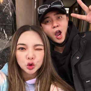 Riva Chang Instagram - 謝謝 #孫總老爸 的邀請～
讓我們很多平常很少機會，甚至沒機會或以已經好久不見的大家能在過的時間裡，來個大雜燴，將大家都齊聚一起！

雖然孫總老爸往年都忘了我，但今年可能很怕我這機關槍嘴巴念上一整年很早就把我訂下來了😂🤣

孫總老爸把大家聚在一起真的很難得，小孩子去談戀愛，昔日師兄師弟億當年。唯獨我最白目一直跟孫總一來一往狂鬥嘴～但我們都知道 #罵是愛 嘛～😍

而且我真正是個人間奇葩所以很多人的過往，很多昔日很多曾經我居然通通都能ㄧㄧ參與其中，真是奇妙的緣分奇特的人生～但很好啊！

很開心這次的大相聚，更期待未來每年的相聚，也希望我們大家在自己的生活工作領域都順利，當然身題健康是最重要的！

尤其 #孫德榮  你這位老小孩請聽話，好好照顧身體，聽醫生的話，戒掉飲料啦！

2024年大家都要豐收快樂健康美好❤️

開工加油用力幹吧～！！！💪💪💪

（主人明明是孫總我居然沒有大合照）
請自行想像孫總的模樣加進去吧🤣
