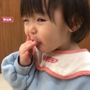 Riva Chang Instagram - 時間真的過得好快好快喔，彷彿米苔目還在我肚子裡，但現在他已經是個可以自己嘣嘣跳跳話很多每天都天馬行空幻想著他自己小星球的兩歲多的小孩子了，還是要，特別感謝老天爺在我兒時的失去，給我成年時最棒的回報，不管過程經歷重點是我成為了一個我覺得自己很驕傲很棒的母親，有一個我很愛他，他很愛我更是我人生中，唯一的血脈「米苔目」來到我的世界與我相隨相伴，讓我感覺人生過了即將一半的世界才開始美好精彩有意義有色彩有挑戰豐富了起來，雖然累，但也覺得噢耶！
這就是人生旅途的意義吧？？
雖然每個人不一樣，也許有的人出現了，也許有人還在尋找，但我相信你們一定都會碰到那份美好，過程也許佈滿荊棘但就是因為如此，你才知道這份東西要有多麼值得珍惜❤️

另外我要告訴大家米苔目真的跟我長得很像很像，我拿我小時後的照片給米苔目看，問他說這個是誰：他自己都說是我啊～所以血脈相連從你肚子裡跟你臍帶相連的那一刻起你們就是生命共同體永遠永遠。 ❤️好啦！好啦！雖然我覺得像，但米苔目真的比我漂亮太多太多了～所以媽媽已經開始擔心他要交男朋友了怎麼辦？🤣😂

在這裡我也要跟媽媽們分享一件事，之前我也一直擔心因為米苔目的成長%一直都是比較沒有那麼好，醫生就說沒關係那就順其自然後不著急慢慢來，然後真的突然現在身高也突然抽高了，然後他的食欲也變好了，我就完全不用擔心了，所以我覺得小孩都會有一個他自己想要的舒適自我成長階段，所以爸爸媽媽不用太擔心喔❤️

P S ：人家跟米苔目真的很像啦～有圖有真相，阿你說像不像？對了所有的酸民們你們有什麼罵我都可以，但拜託你們不要用言語傷害我的小孩，謝謝你們🙏