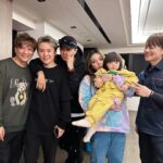 Riva Chang Instagram - 謝謝 #孫總老爸 的邀請～ 讓我們很多平常很少機會，甚至沒機會或以已經好久不見的大家能在過的時間裡，來個大雜燴，將大家都齊聚一起！ 雖然孫總老爸往年都忘了我，但今年可能很怕我這機關槍嘴巴念上一整年很早就把我訂下來了😂🤣 孫總老爸把大家聚在一起真的很難得，小孩子去談戀愛，昔日師兄師弟億當年。唯獨我最白目一直跟孫總一來一往狂鬥嘴～但我們都知道 #罵是愛 嘛～😍 而且我真正是個人間奇葩所以很多人的過往，很多昔日很多曾經我居然通通都能ㄧㄧ參與其中，真是奇妙的緣分奇特的人生～但很好啊！ 很開心這次的大相聚，更期待未來每年的相聚，也希望我們大家在自己的生活工作領域都順利，當然身題健康是最重要的！ 尤其 #孫德榮 你這位老小孩請聽話，好好照顧身體，聽醫生的話，戒掉飲料啦！ 2024年大家都要豐收快樂健康美好❤️ 開工加油用力幹吧～！！！💪💪💪 （主人明明是孫總我居然沒有大合照） 請自行想像孫總的模樣加進去吧🤣