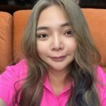 Riva Chang Instagram – 一直還沒沒好好來介紹我的新髮色💕
這次顏色算是很淺又有著各種秘密巧思的顏色！
真的超感謝我的 #miyake 她就像是我的多啦A夢，總是能幫我實現我想要的，再用他的專業讓我的髮色髮型都是最好看的！

轉眼間合作快十年了謝謝miyake一路和我在頭髮蹦出各種火花❤️我愛她～風風烈烈最瘋狂～

如果你也想要跟我有類似的髮色（我真的很喜歡）

奶茶灰 
  藍色 x粉紅
  東方女孩 染 奶茶灰 超級適合！
 除了顯皮膚白以外
  多了ㄧ份仙氣 感✨😍

另外 好久沒玩彩色顏色的 甜甜
  在夏天來臨 ，必須準備起來

#只要配合漂染過後的專業髮品不怕褪色
👩🏻‍🎨【漂後頭髮】🌈 褪色後過程，

都會讓自己驚艷
香水有 【前味 、中味 、後味】
米亞奇的特調色也有～
【前、中 、後色調 】
每個褪色階段 都有不同的驚喜！
怎樣樣褪色才美?
除了調色很重要以外🙆🏻
❰居家護理 ❱ 及 ❰維護❱ 是非常重要唷！
⚠️ 染後搭配 #mcg魔王白 
讓顏色維持更久

謝謝@miyake.mpalace 
有任何頭髮上的問題也都可以找她唷！