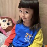 Riva Chang Instagram - 小孩睡覺的時候，就是媽媽可以把自己所有事情做完忙完，然後稍微給自己獨處的時間❤️ 尤其看著剛剛皮的要死的小傢伙，詞彙越懂越多，越來越有自己的想法，現階段他最愛的就是說：#我不要 然後剛剛還想偷偷摸摸趁還沒刷牙，故意高亢的說：媽媽我要去睡覺囉～然後我又把她再次拎回來督促她刷牙，陪著他睡著…..確實啦這何嘗不也是另一種甜蜜呢💕 我想來跟大部分的媽媽聊聊你們也都會幫自己的孩子剪頭髮嗎？尤其是瀏海的部分！！ #米苔目 的頭髮長好快，但也滿足了我過往當過髮妹的快樂，每次幫她剪完瀏海都好有成就感～ 在媽媽眼裡：總覺得天啊！好可愛好美麗😍 剪頭髮💇‍♀️安撫中邊進行，我一直說著哇！ 好像公主好美唷～但她只沒有情緒的說： 我就是公主啊～哪來的自信啦🤔真的是 #哭笑不得 #但謝謝寶貝的配合 #讓媽媽好有成就感🤣 PS:他拍照的表情跟模樣再也不是媽媽說了算，他現在一律照著自己的感覺情緒擺拍😑 媽媽們一起來分享自己的剪髮好手藝吧😍 大家 #假日愉快 媽媽也差不多要晚安了喔💤