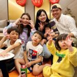 Riva Chang Instagram - 謝謝 #孫總老爸 的邀請～ 讓我們很多平常很少機會，甚至沒機會或以已經好久不見的大家能在過的時間裡，來個大雜燴，將大家都齊聚一起！ 雖然孫總老爸往年都忘了我，但今年可能很怕我這機關槍嘴巴念上一整年很早就把我訂下來了😂🤣 孫總老爸把大家聚在一起真的很難得，小孩子去談戀愛，昔日師兄師弟億當年。唯獨我最白目一直跟孫總一來一往狂鬥嘴～但我們都知道 #罵是愛 嘛～😍 而且我真正是個人間奇葩所以很多人的過往，很多昔日很多曾經我居然通通都能ㄧㄧ參與其中，真是奇妙的緣分奇特的人生～但很好啊！ 很開心這次的大相聚，更期待未來每年的相聚，也希望我們大家在自己的生活工作領域都順利，當然身題健康是最重要的！ 尤其 #孫德榮 你這位老小孩請聽話，好好照顧身體，聽醫生的話，戒掉飲料啦！ 2024年大家都要豐收快樂健康美好❤️ 開工加油用力幹吧～！！！💪💪💪 （主人明明是孫總我居然沒有大合照） 請自行想像孫總的模樣加進去吧🤣