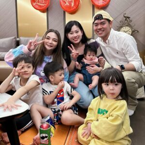 Riva Chang Instagram - 謝謝 #孫總老爸 的邀請～
讓我們很多平常很少機會，甚至沒機會或以已經好久不見的大家能在過的時間裡，來個大雜燴，將大家都齊聚一起！

雖然孫總老爸往年都忘了我，但今年可能很怕我這機關槍嘴巴念上一整年很早就把我訂下來了😂🤣

孫總老爸把大家聚在一起真的很難得，小孩子去談戀愛，昔日師兄師弟億當年。唯獨我最白目一直跟孫總一來一往狂鬥嘴～但我們都知道 #罵是愛 嘛～😍

而且我真正是個人間奇葩所以很多人的過往，很多昔日很多曾經我居然通通都能ㄧㄧ參與其中，真是奇妙的緣分奇特的人生～但很好啊！

很開心這次的大相聚，更期待未來每年的相聚，也希望我們大家在自己的生活工作領域都順利，當然身題健康是最重要的！

尤其 #孫德榮  你這位老小孩請聽話，好好照顧身體，聽醫生的話，戒掉飲料啦！

2024年大家都要豐收快樂健康美好❤️

開工加油用力幹吧～！！！💪💪💪

（主人明明是孫總我居然沒有大合照）
請自行想像孫總的模樣加進去吧🤣