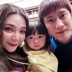 Riva Chang Instagram - 謝謝 #孫總老爸 的邀請～
讓我們很多平常很少機會，甚至沒機會或以已經好久不見的大家能在過的時間裡，來個大雜燴，將大家都齊聚一起！

雖然孫總老爸往年都忘了我，但今年可能很怕我這機關槍嘴巴念上一整年很早就把我訂下來了😂🤣

孫總老爸把大家聚在一起真的很難得，小孩子去談戀愛，昔日師兄師弟億當年。唯獨我最白目一直跟孫總一來一往狂鬥嘴～但我們都知道 #罵是愛 嘛～😍

而且我真正是個人間奇葩所以很多人的過往，很多昔日很多曾經我居然通通都能ㄧㄧ參與其中，真是奇妙的緣分奇特的人生～但很好啊！

很開心這次的大相聚，更期待未來每年的相聚，也希望我們大家在自己的生活工作領域都順利，當然身題健康是最重要的！

尤其 #孫德榮  你這位老小孩請聽話，好好照顧身體，聽醫生的話，戒掉飲料啦！

2024年大家都要豐收快樂健康美好❤️

開工加油用力幹吧～！！！💪💪💪

（主人明明是孫總我居然沒有大合照）
請自行想像孫總的模樣加進去吧🤣