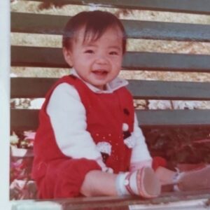 Riva Chang Instagram - 時間真的過得好快好快喔，彷彿米苔目還在我肚子裡，但現在他已經是個可以自己嘣嘣跳跳話很多每天都天馬行空幻想著他自己小星球的兩歲多的小孩子了，還是要，特別感謝老天爺在我兒時的失去，給我成年時最棒的回報，不管過程經歷重點是我成為了一個我覺得自己很驕傲很棒的母親，有一個我很愛他，他很愛我更是我人生中，唯一的血脈「米苔目」來到我的世界與我相隨相伴，讓我感覺人生過了即將一半的世界才開始美好精彩有意義有色彩有挑戰豐富了起來，雖然累，但也覺得噢耶！
這就是人生旅途的意義吧？？
雖然每個人不一樣，也許有的人出現了，也許有人還在尋找，但我相信你們一定都會碰到那份美好，過程也許佈滿荊棘但就是因為如此，你才知道這份東西要有多麼值得珍惜❤️

另外我要告訴大家米苔目真的跟我長得很像很像，我拿我小時後的照片給米苔目看，問他說這個是誰：他自己都說是我啊～所以血脈相連從你肚子裡跟你臍帶相連的那一刻起你們就是生命共同體永遠永遠。 ❤️好啦！好啦！雖然我覺得像，但米苔目真的比我漂亮太多太多了～所以媽媽已經開始擔心他要交男朋友了怎麼辦？🤣😂

在這裡我也要跟媽媽們分享一件事，之前我也一直擔心因為米苔目的成長%一直都是比較沒有那麼好，醫生就說沒關係那就順其自然後不著急慢慢來，然後真的突然現在身高也突然抽高了，然後他的食欲也變好了，我就完全不用擔心了，所以我覺得小孩都會有一個他自己想要的舒適自我成長階段，所以爸爸媽媽不用太擔心喔❤️

P S ：人家跟米苔目真的很像啦～有圖有真相，阿你說像不像？對了所有的酸民們你們有什麼罵我都可以，但拜託你們不要用言語傷害我的小孩，謝謝你們🙏