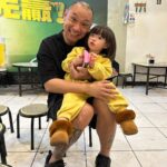 Riva Chang Instagram - 米苔目根本跟就是乾爹的小情人！ 謝謝乾爹紅包🧧 #米苔目大抽高 米苔目衣服 @hellotherebabykids