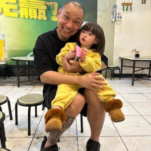 Riva Chang Instagram - 米苔目根本跟就是乾爹的小情人！
謝謝乾爹紅包🧧
#米苔目大抽高

米苔目衣服 @hellotherebabykids