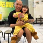 Riva Chang Instagram - 米苔目根本跟就是乾爹的小情人！ 謝謝乾爹紅包🧧 #米苔目大抽高 米苔目衣服 @hellotherebabykids