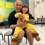 Riva Chang Instagram - 米苔目根本跟就是乾爹的小情人！ 謝謝乾爹紅包🧧 #米苔目大抽高 米苔目衣服 @hellotherebabykids