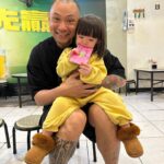 Riva Chang Instagram - 米苔目根本跟就是乾爹的小情人！ 謝謝乾爹紅包🧧 #米苔目大抽高 米苔目衣服 @hellotherebabykids