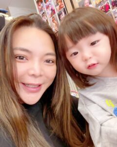 Riva Chang Instagram - 米苔目跟她老母～ 祝大家 #新年快樂 告別2023迎接嶄新美好的2024❤️ 健康平安錢賺飽飽感情好好❤️ @cocacola_tw