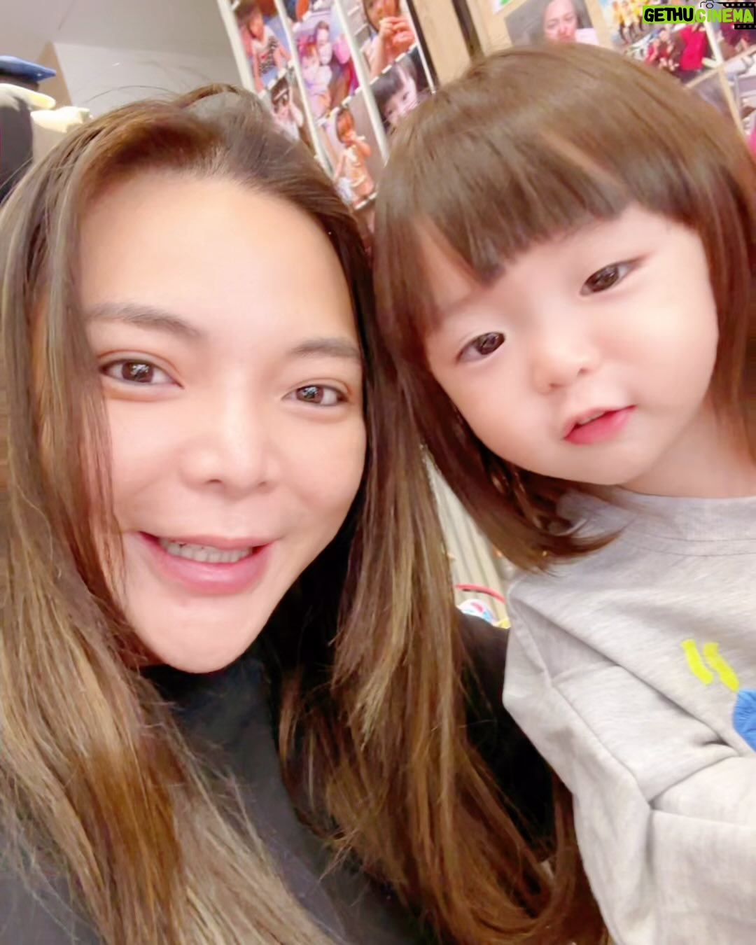 Riva Chang - 7.2K Likes - 米苔目跟她老母~
祝大家 #新年快樂
告別2023迎接嶄新美好的2024❤️
健康平安錢賺飽飽感情好好❤️
@cocacola_tw