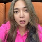 Riva Chang Instagram – 一直還沒沒好好來介紹我的新髮色💕
這次顏色算是很淺又有著各種秘密巧思的顏色！
真的超感謝我的 #miyake 她就像是我的多啦A夢，總是能幫我實現我想要的，再用他的專業讓我的髮色髮型都是最好看的！

轉眼間合作快十年了謝謝miyake一路和我在頭髮蹦出各種火花❤️我愛她～風風烈烈最瘋狂～

如果你也想要跟我有類似的髮色（我真的很喜歡）

奶茶灰 
  藍色 x粉紅
  東方女孩 染 奶茶灰 超級適合！
 除了顯皮膚白以外
  多了ㄧ份仙氣 感✨😍

另外 好久沒玩彩色顏色的 甜甜
  在夏天來臨 ，必須準備起來

#只要配合漂染過後的專業髮品不怕褪色
👩🏻‍🎨【漂後頭髮】🌈 褪色後過程，

都會讓自己驚艷
香水有 【前味 、中味 、後味】
米亞奇的特調色也有～
【前、中 、後色調 】
每個褪色階段 都有不同的驚喜！
怎樣樣褪色才美?
除了調色很重要以外🙆🏻
❰居家護理 ❱ 及 ❰維護❱ 是非常重要唷！
⚠️ 染後搭配 #mcg魔王白 
讓顏色維持更久

謝謝@miyake.mpalace 
有任何頭髮上的問題也都可以找她唷！