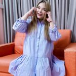 Riva Chang Instagram - 終於跟我相似了四年多的網友 #王雷 真人相見歡啦❤️ 當初透過網路直播我們相識熟識，但礙於疫情一直無法相見！！ 這回終於見到面了～ 見面的時候真的超開心因為四年多透著屏幕的一來一往就這樣變成我們開始的話題！ 但在這裡我要特別感謝那麼多 #馬來西亞 #新加坡 的朋友用心愛著我，身為新馬幫幫主真的好開心好感動，我也好愛好愛你們喔，希望未來能夠有更多見面的機會❤️ 再來是一段所謂的 #天作之合 我和王雷 @gaoxiaomaiyuge 一見面彷彿認識了一輩子，尤其我們之間那種說都不用說第一次就有的神默契，真的超級有趣😂 大家會希望我跟王雷合體來個 #甜雷 一起帶給大家更多歡樂嗎？與驚喜嗎？ 另外謝謝 @ob_design @obsess_official 的衣服❤️ 完完全全是棉花糖女孩的好閨蜜身體再大都穿的下而且很美喔❤️ 對了大家都不知道的一件事….. 王雷居然是 #米苔目 的乾阿公 他還是第一個認的喔🤣