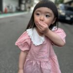 Riva Chang Instagram - 你有沒有跟我一樣的這種女兒！ 明明才兩歲多，也不知為何對自己自信破表～ 動不動就跟媽媽說：我是公主內！！ 當媽媽回答說那媽媽也是公主嗎？ 她不加以思索的說：不是你是大象…. （請幫我點播一首：哭笑不得🥲） 我還沈溺在～到底什麼你是公主我是大象！？ 她便馬上說：媽媽幫我拍照吧！？ 一直再來還要我還沒拍完內🙄 然後走到哪裡她都要拍，還強迫要拍很多張，然後自己還會變換姿勢！ ….拍完還會檢查！ 重點她居然還知道要怎麼自拍！！！￼ 想想～當年兩歲多的我應該還在偷吃鼻屎吧🤔 你們的小孩也是這樣嗎？ 你們也一直被他下Q下指令嗎！？ 這傢伙真是我最愛的調皮小惡魔👿