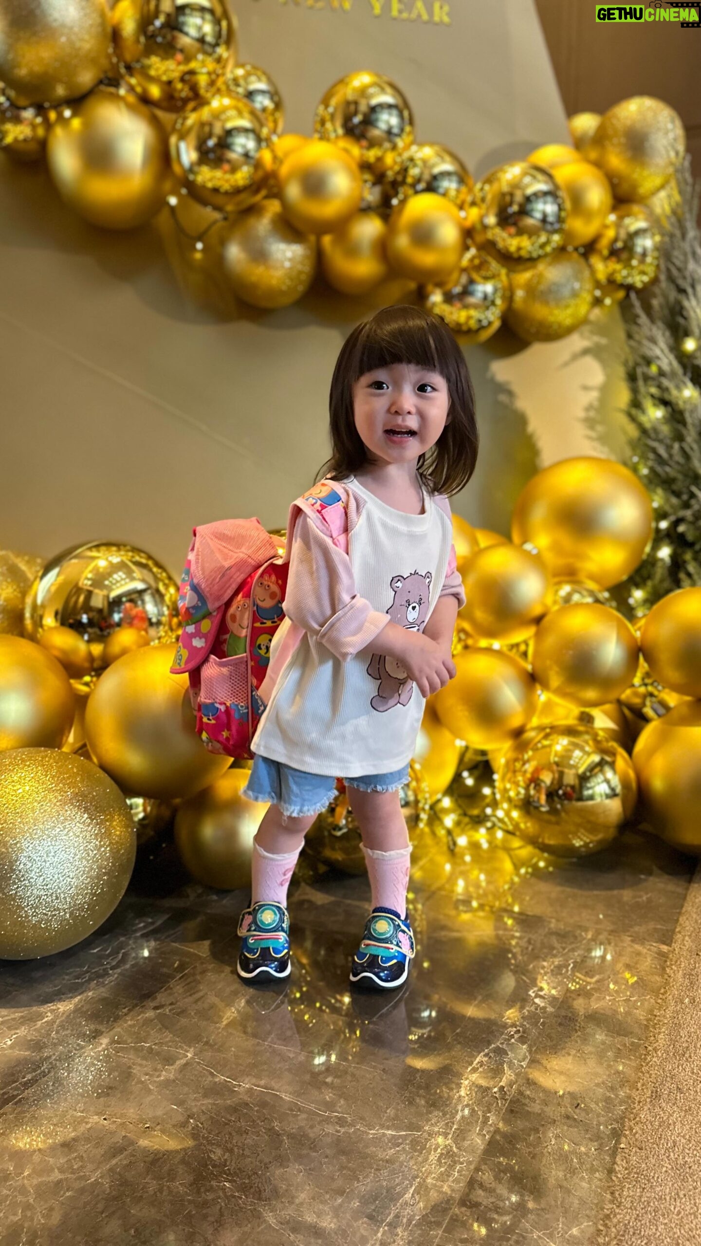 Riva Chang - 4.3K Likes - 祝大家 #聖誕節快樂🤶
身為媽媽的我跟其他的父母不大一樣!
是不是在他們小時候就應該讓他們存在著有著
#聖誕老公公 🎅的期待跟美夢!!
但是~我卻沒有給他這個做夢的機會!!
我告訴他聖誕老公公其實就是媽媽我本人,因為我希望在長大以後他們不會因為知道真相後而失落,同時從小懂得感謝父母跟知足~我也不知道我這樣做對不對!?
但是看著米苔目看到禮物如此開心喜愛,媽媽就跟著開心幸福,以前單身過聖誕節,現在我為了我的孩子當聖誕老公公如此美妙的差別~我喜歡現在的我❤️❤️❤️
祝大家 #聖誕節快樂 #記得保暖 #開開心心