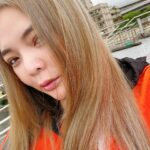 Riva Chang Instagram – 一直還沒沒好好來介紹我的新髮色💕
這次顏色算是很淺又有著各種秘密巧思的顏色！
真的超感謝我的 #miyake 她就像是我的多啦A夢，總是能幫我實現我想要的，再用他的專業讓我的髮色髮型都是最好看的！

轉眼間合作快十年了謝謝miyake一路和我在頭髮蹦出各種火花❤️我愛她～風風烈烈最瘋狂～

如果你也想要跟我有類似的髮色（我真的很喜歡）

奶茶灰 
  藍色 x粉紅
  東方女孩 染 奶茶灰 超級適合！
 除了顯皮膚白以外
  多了ㄧ份仙氣 感✨😍

另外 好久沒玩彩色顏色的 甜甜
  在夏天來臨 ，必須準備起來

#只要配合漂染過後的專業髮品不怕褪色
👩🏻‍🎨【漂後頭髮】🌈 褪色後過程，

都會讓自己驚艷
香水有 【前味 、中味 、後味】
米亞奇的特調色也有～
【前、中 、後色調 】
每個褪色階段 都有不同的驚喜！
怎樣樣褪色才美?
除了調色很重要以外🙆🏻
❰居家護理 ❱ 及 ❰維護❱ 是非常重要唷！
⚠️ 染後搭配 #mcg魔王白 
讓顏色維持更久

謝謝@miyake.mpalace 
有任何頭髮上的問題也都可以找她唷！