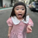 Riva Chang Instagram - 你有沒有跟我一樣的這種女兒！ 明明才兩歲多，也不知為何對自己自信破表～ 動不動就跟媽媽說：我是公主內！！ 當媽媽回答說那媽媽也是公主嗎？ 她不加以思索的說：不是你是大象…. （請幫我點播一首：哭笑不得🥲） 我還沈溺在～到底什麼你是公主我是大象！？ 她便馬上說：媽媽幫我拍照吧！？ 一直再來還要我還沒拍完內🙄 然後走到哪裡她都要拍，還強迫要拍很多張，然後自己還會變換姿勢！ ….拍完還會檢查！ 重點她居然還知道要怎麼自拍！！！￼ 想想～當年兩歲多的我應該還在偷吃鼻屎吧🤔 你們的小孩也是這樣嗎？ 你們也一直被他下Q下指令嗎！？ 這傢伙真是我最愛的調皮小惡魔👿