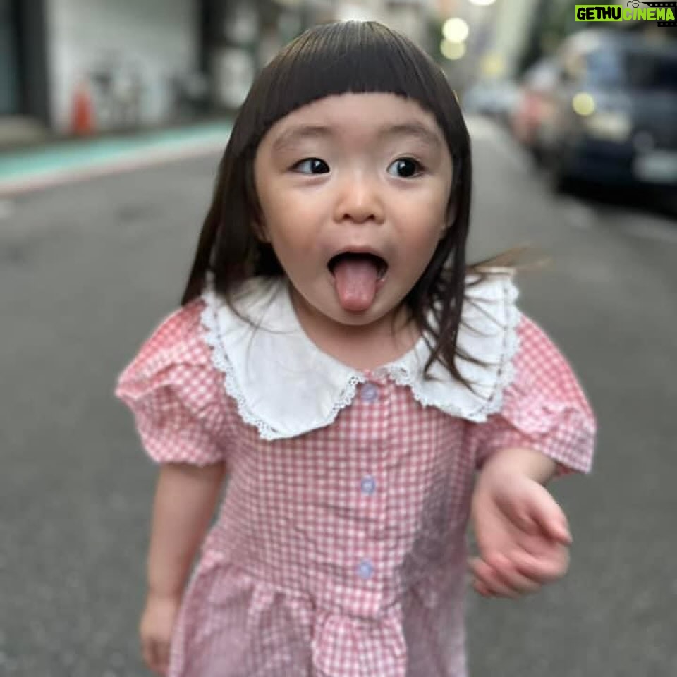 Riva Chang Instagram - 你有沒有跟我一樣的這種女兒! 明明才兩歲多,也不知為何對自己自信破表~ 動不動就跟媽媽說:我是公主內!! 當媽媽回答說那媽媽也是公主嗎? 她不加以思索的說:不是你是大象…. (請幫我點播一首:哭笑不得🥲) 我還沈溺在~到底什麼你是公主我是大象!? 她便馬上說:媽媽幫我拍照吧!? 一直再來還要我還沒拍完內🙄 然後走到哪裡她都要拍,還強迫要拍很多張,然後自己還會變換姿勢! ….拍完還會檢查! 重點她居然還知道要怎麼自拍!!! 想想~當年兩歲多的我應該還在偷吃鼻屎吧🤔 你們的小孩也是這樣嗎? 你們也一直被他下Q下指令嗎!? 這傢伙真是我最愛的調皮小惡魔👿