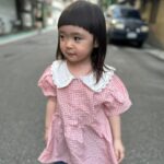 Riva Chang Instagram - 你有沒有跟我一樣的這種女兒！ 明明才兩歲多，也不知為何對自己自信破表～ 動不動就跟媽媽說：我是公主內！！ 當媽媽回答說那媽媽也是公主嗎？ 她不加以思索的說：不是你是大象…. （請幫我點播一首：哭笑不得🥲） 我還沈溺在～到底什麼你是公主我是大象！？ 她便馬上說：媽媽幫我拍照吧！？ 一直再來還要我還沒拍完內🙄 然後走到哪裡她都要拍，還強迫要拍很多張，然後自己還會變換姿勢！ ….拍完還會檢查！ 重點她居然還知道要怎麼自拍！！！￼ 想想～當年兩歲多的我應該還在偷吃鼻屎吧🤔 你們的小孩也是這樣嗎？ 你們也一直被他下Q下指令嗎！？ 這傢伙真是我最愛的調皮小惡魔👿