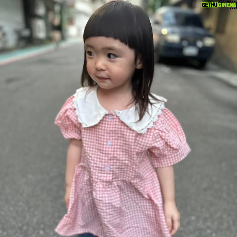 Riva Chang Instagram - 你有沒有跟我一樣的這種女兒! 明明才兩歲多,也不知為何對自己自信破表~ 動不動就跟媽媽說:我是公主內!! 當媽媽回答說那媽媽也是公主嗎? 她不加以思索的說:不是你是大象…. (請幫我點播一首:哭笑不得🥲) 我還沈溺在~到底什麼你是公主我是大象!? 她便馬上說:媽媽幫我拍照吧!? 一直再來還要我還沒拍完內🙄 然後走到哪裡她都要拍,還強迫要拍很多張,然後自己還會變換姿勢! ….拍完還會檢查! 重點她居然還知道要怎麼自拍!!! 想想~當年兩歲多的我應該還在偷吃鼻屎吧🤔 你們的小孩也是這樣嗎? 你們也一直被他下Q下指令嗎!? 這傢伙真是我最愛的調皮小惡魔👿