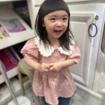 Riva Chang Instagram - 你有沒有跟我一樣的這種女兒！ 明明才兩歲多，也不知為何對自己自信破表～ 動不動就跟媽媽說：我是公主內！！ 當媽媽回答說那媽媽也是公主嗎？ 她不加以思索的說：不是你是大象…. （請幫我點播一首：哭笑不得🥲） 我還沈溺在～到底什麼你是公主我是大象！？ 她便馬上說：媽媽幫我拍照吧！？ 一直再來還要我還沒拍完內🙄 然後走到哪裡她都要拍，還強迫要拍很多張，然後自己還會變換姿勢！ ….拍完還會檢查！ 重點她居然還知道要怎麼自拍！！！￼ 想想～當年兩歲多的我應該還在偷吃鼻屎吧🤔 你們的小孩也是這樣嗎？ 你們也一直被他下Q下指令嗎！？ 這傢伙真是我最愛的調皮小惡魔👿