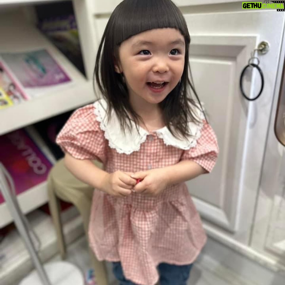 Riva Chang Instagram - 你有沒有跟我一樣的這種女兒! 明明才兩歲多,也不知為何對自己自信破表~ 動不動就跟媽媽說:我是公主內!! 當媽媽回答說那媽媽也是公主嗎? 她不加以思索的說:不是你是大象…. (請幫我點播一首:哭笑不得🥲) 我還沈溺在~到底什麼你是公主我是大象!? 她便馬上說:媽媽幫我拍照吧!? 一直再來還要我還沒拍完內🙄 然後走到哪裡她都要拍,還強迫要拍很多張,然後自己還會變換姿勢! ….拍完還會檢查! 重點她居然還知道要怎麼自拍!!! 想想~當年兩歲多的我應該還在偷吃鼻屎吧🤔 你們的小孩也是這樣嗎? 你們也一直被他下Q下指令嗎!? 這傢伙真是我最愛的調皮小惡魔👿