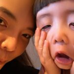 Riva Chang Instagram - 到底誰家寶貝真麼可愛但有滿滿天生搞笑特質啦… 啊啊啊🤔不就是我們家公主 #米苔目 嗎😂 她真的天生自帶喜感，媽媽已經自歎不如了😂 我的女兒怎麼這麼可愛啦！ 而且他超愛吃蔬菜水果（媽媽本人很討厭） 她真是個健康的小女孩❤️ 我最近很愛教她講台語，我覺得身為台灣人！ 會道地的台語～必須的吧！！ 也有家長跟我一樣很愛教自己的小孩說台語嗎？ PS:掉在地上的芭樂不是浪費食物，是一盒芭樂到來，母女互搶，結果芭樂誰也不讓自己跳出來淘汰🙁 你們的小孩也愛吃拔辣嗎？
