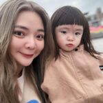 Riva Chang Instagram – 一直還沒沒好好來介紹我的新髮色💕
這次顏色算是很淺又有著各種秘密巧思的顏色！
真的超感謝我的 #miyake 她就像是我的多啦A夢，總是能幫我實現我想要的，再用他的專業讓我的髮色髮型都是最好看的！

轉眼間合作快十年了謝謝miyake一路和我在頭髮蹦出各種火花❤️我愛她～風風烈烈最瘋狂～

如果你也想要跟我有類似的髮色（我真的很喜歡）

奶茶灰 
  藍色 x粉紅
  東方女孩 染 奶茶灰 超級適合！
 除了顯皮膚白以外
  多了ㄧ份仙氣 感✨😍

另外 好久沒玩彩色顏色的 甜甜
  在夏天來臨 ，必須準備起來

#只要配合漂染過後的專業髮品不怕褪色
👩🏻‍🎨【漂後頭髮】🌈 褪色後過程，

都會讓自己驚艷
香水有 【前味 、中味 、後味】
米亞奇的特調色也有～
【前、中 、後色調 】
每個褪色階段 都有不同的驚喜！
怎樣樣褪色才美?
除了調色很重要以外🙆🏻
❰居家護理 ❱ 及 ❰維護❱ 是非常重要唷！
⚠️ 染後搭配 #mcg魔王白 
讓顏色維持更久

謝謝@miyake.mpalace 
有任何頭髮上的問題也都可以找她唷！