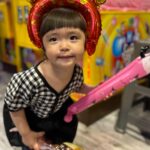 Riva Chang Instagram – 在小孩這個年紀的時候除了和平常自己的寶貝互動陪伴玩耍！

但抓到一些機會也要用彼此都舒服有默契的方式，讓他學習跟從這些小細節中長大（當然這是我個人的想法與做法啦）😊

過去….他什麼事身為媽媽都是搶第一幫他做好，替他完成，現在在她已經有為自己做些事情能力的時候～
咱們就稍稍放手，讓她學著自己來！

同時在她自己努力完成的過程中，不斷給予讚美跟加油💪💪💪

縱使只是很簡單的一件事，但當他開始可以並願意自己嘗試自己做，媽媽的鼓勵真的很重要！

當然…..觀察狀況中再適時的伸出援手，但先學會開始放手，相信自己的寶貝她很棒她可以，也同時訓練著媽媽不要凡事做的都是妳！

這樣才是彼此互相成長，更是小孩經歷著自己成長階段進階（這是我的想法跟做法，其他爸媽也是這樣嗎）？

#米苔目 你好棒哦👍🏿 已經可以自己穿鞋鞋穿褲褲了
也開始成為其他小小朋友的姊姊囉！
媽媽覺得開心感動你是好棒的小姊姊❤️