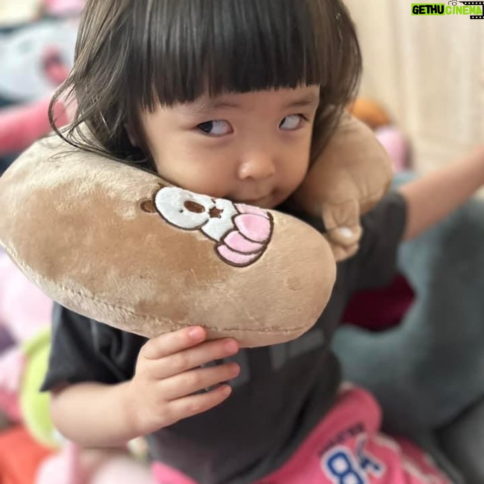 Riva Chang Instagram - 你有沒有跟我一樣的這種女兒! 明明才兩歲多,也不知為何對自己自信破表~ 動不動就跟媽媽說:我是公主內!! 當媽媽回答說那媽媽也是公主嗎? 她不加以思索的說:不是你是大象…. (請幫我點播一首:哭笑不得🥲) 我還沈溺在~到底什麼你是公主我是大象!? 她便馬上說:媽媽幫我拍照吧!? 一直再來還要我還沒拍完內🙄 然後走到哪裡她都要拍,還強迫要拍很多張,然後自己還會變換姿勢! ….拍完還會檢查! 重點她居然還知道要怎麼自拍!!! 想想~當年兩歲多的我應該還在偷吃鼻屎吧🤔 你們的小孩也是這樣嗎? 你們也一直被他下Q下指令嗎!? 這傢伙真是我最愛的調皮小惡魔👿