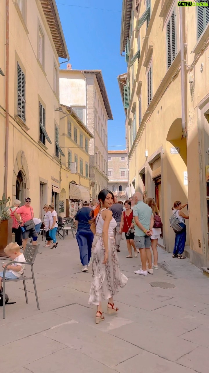 Riya Ray - 3 Likes - Wandering around the streets of Cortona 🍝🍕 #italy🇮🇹