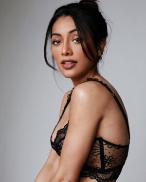 Riya Ray Instagram - Not ready for winter yet 🫣🖤