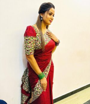 Riya Vishwanathan Instagram - Saree @march8collection 
Blouse stitching @saleemakamal 
.
.
.
#saree #sareelover #pic #picoftheday 
#promotion #ootd #shoot #workmode 
#maha #zeetamil #sandakozhi 
#riyavishwanathan