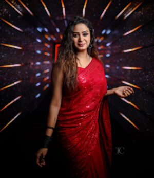 Riya Vishwanathan Instagram - Wear a red saree and be a part of every rumor in town 
.
.
.
Makeup and hairdo @jeevithamakeupartistry 
Pc @teamcreators 
.
.
#saree #sareelover #red 
#riyavishwanathan